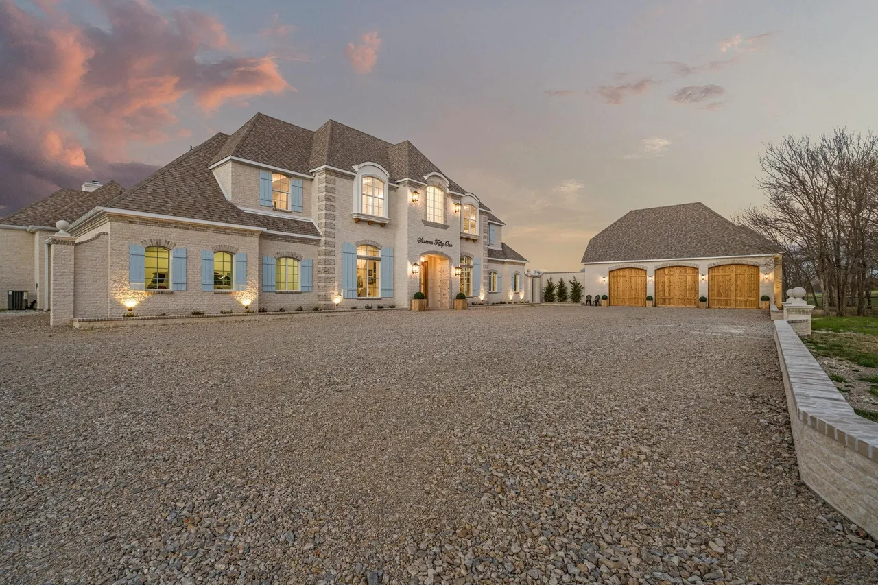 French Country Meets Cowboy Country at a Sprawling Aledo Estate