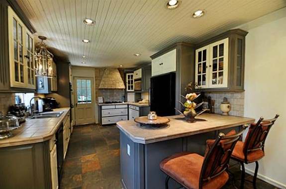 2142 Kessler Parkway kitchen