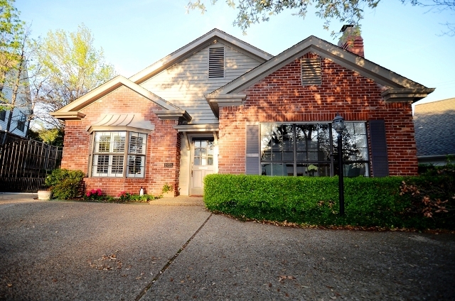 2722 Lawtherwood Front