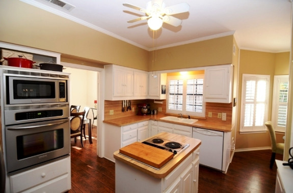 2722 Lawtherwood Kitchen