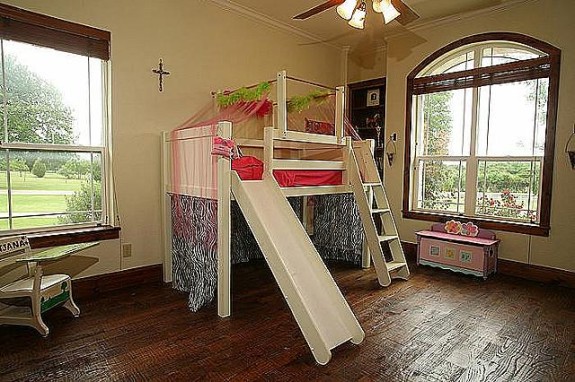 339 Town East Blvd. girlie room