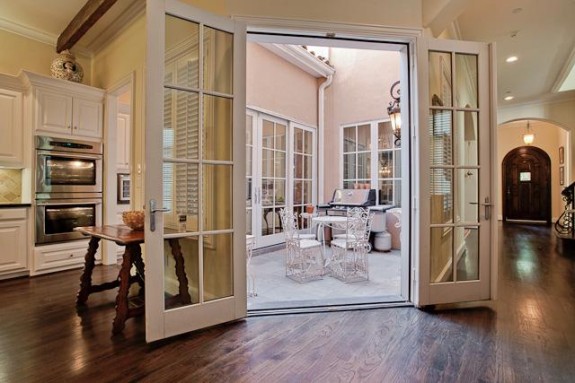 3725 Turtle Creek courtyard