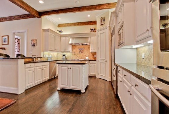 3725 Turtle Creek kitchen