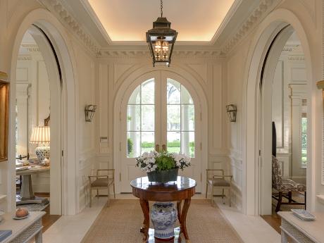 3821 Beverly foyer