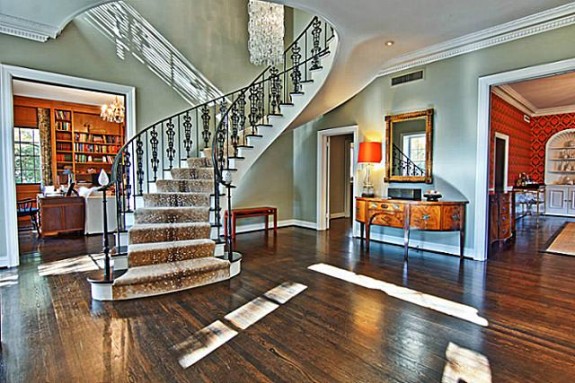 4212 Belclaire Foyer
