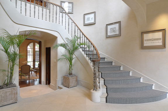 4236 Lorraine foyer