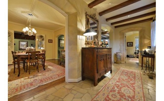 4414 Shenadoah foyer