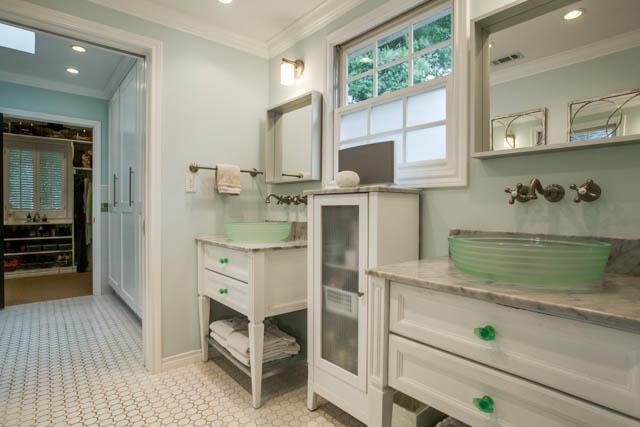 4516 Livingston master bath1