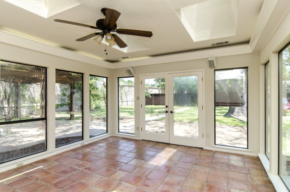 4528 Mockingbird porch