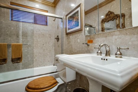 5029 Pershing Bath