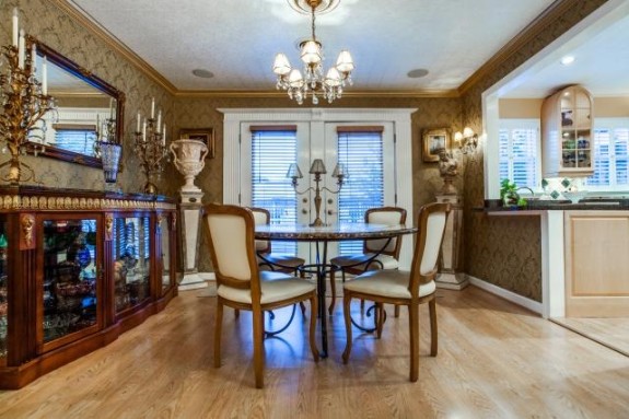 5029 Pershing Dining