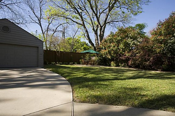 6458 Anita Backyard