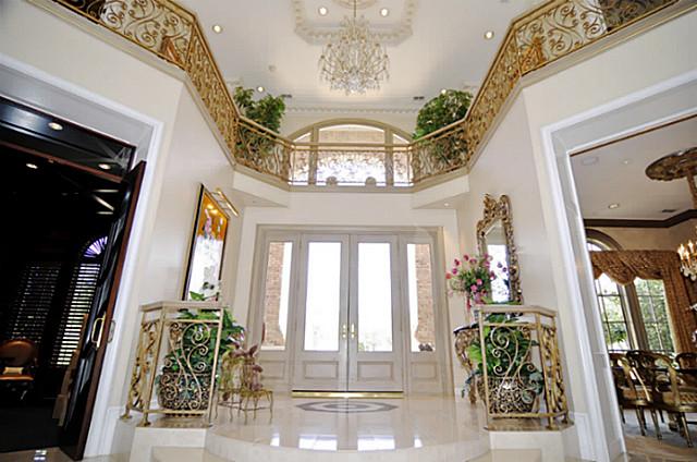 710 S White Chapel foyer