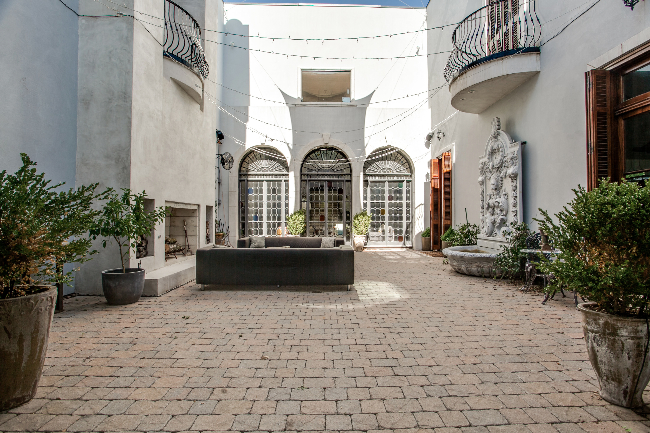 8211 Inwood Road courtyard