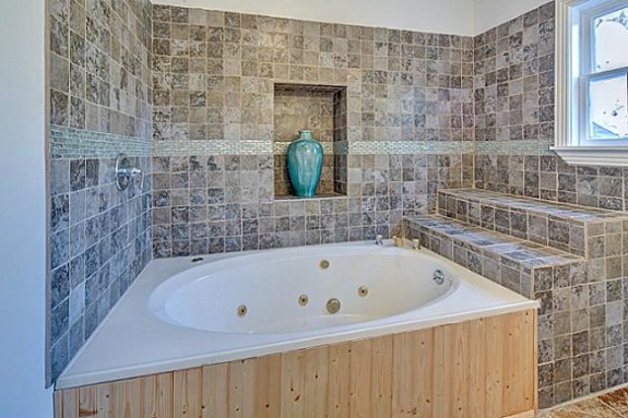 9003 Groveland Master Bath