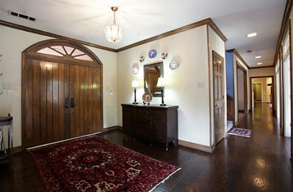 9215 Westview foyer