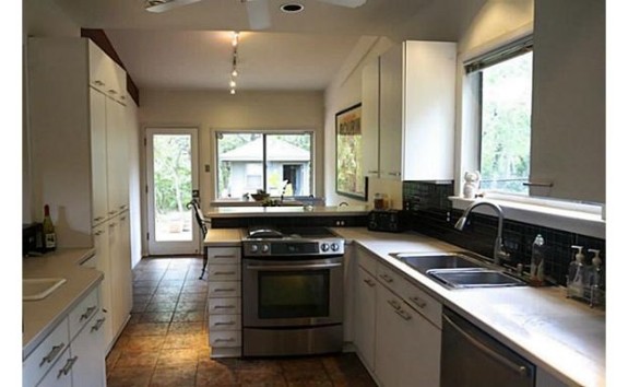 Gladiolus Kitchen