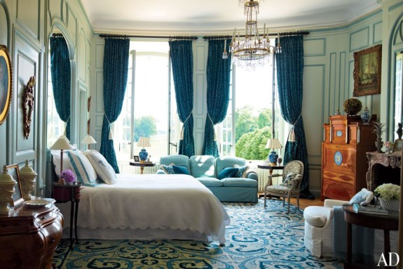 item13.rendition.slideshowWideHorizontal.timothy-corrigan-11-guest-bedroom-chateau-du-grand-luce